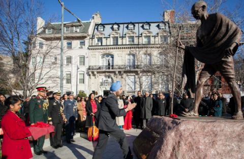 Ambassador Navtej Sarna paying floral tributes at the statue of Mahatma Gandhi on the occasion of 69th Republic Day of India on January 26, 2018