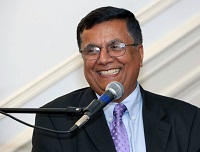 Mr. Kirit Udeshi of Udeshi Inc., moderating the Panel Discussion 'The Contemporary Scene: The Links Between Indian Theatre and Cinema' , at the Embassy of India, Washington DC on August 20.
