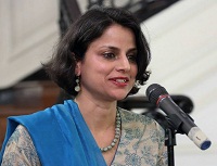 Ms. Rochika Chaudhry emceeing the cultural event "'Raag, Rhythm and Repartee' - A Musical Evening of 'Jugalbandi' - A Duet Between Pandit Vishwa Mohan Bhatt (Mohana Veena) and H.N. Bhaskar (Violin)", presented by Embassy of India, Washington DC on April 6.