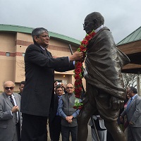 Ambassador Arun K. Singh paying homage to the Father of the Nation at the King Centre, Atlanta.