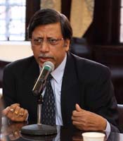 Second Secretary (Visa), Mr. P.C.Mishra
briefing Students of Carey Business School, Johns Hopkins University before their visit to India, at Embassy of India on October 19, 2016