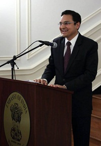First Secretary Mr. Suneet Mehta emceeing the discussion event 'The Evolving Role of Indian American in US politics: Building Coalitions, Raising Resources and Getting out the Vote',
presented by the Embassy of India, Washington, DC In Association with Asian American and Pacific Islanders (AAPI) Victory Fund, on March 28, 2016.