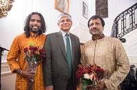 Presentation of bouquets to the artists.