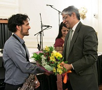 Presentation of bouquet to artist Aakash Mittal by Ambassador Arun K. Singh.