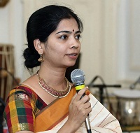 Aparna Rao of HAMSAA, emceeing the event "Rhythm of Freedom - Thematic 'jugalbandhi' Concert - Rebellion, Victory and Harmony", at Embassy of India, Washington DC on August 31.