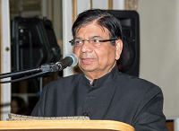 Mr. Zafar Iqbal, Aligarh Alumni Association, doing the Vote of Thanks.