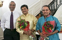 Presentation of bouquets to the Artists.