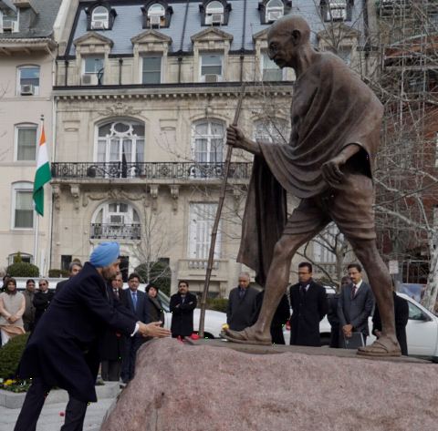 Ambassador Navtej Sarna paying floral tributes at the statue of Mahatma Gandhi to commemorate Martyrs Day on January 30, 2018