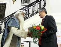 Presentation of bouquet to Sadhguru Jaggi Vasudev by Ambassador Arun K. Singh.