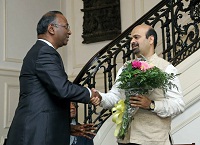 Presentation of bouquets to the panel artists - with Sridharan Madhusudhanan and Anil Srinivasan.