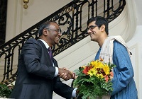 Presentation of bouquets to the panel artists - with Sridharan Madhusudhanan and Sikkil Gurucharan.