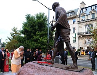 Prime Minister pays floral tributes to Mahatma Gandhi in front of Indian Embassy in Washington DC (September 30, 2014).