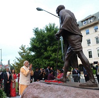 Prime Minister pays floral tributes to Mahatma Gandhi in front of Indian Embassy in Washington DC (September 30, 2014).