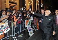 Prime Minister greets people waiting for him on arrival in New York (September 23, 2015)