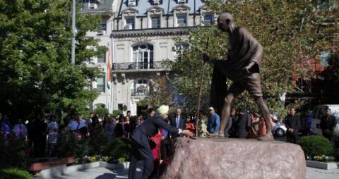 Ambassador Navtej Sarna paying floral tributes to the Mahatma Gandhi Statue in front of the Embassy on Monday, October 2, 2017.